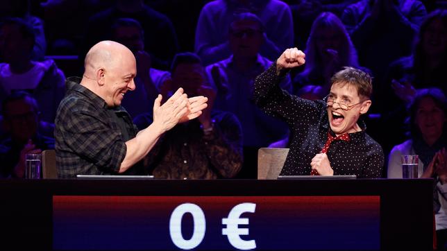 Bild: ARD/Morris Mac Matzen Rateteam-Kapitän Bernhard Hoëcker mit der Schauspielerin und Regisseurin Katharina Thalbach.