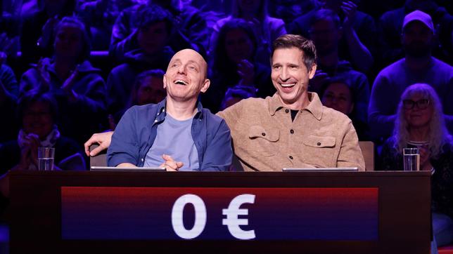 Bild: ARD/Morris Mac Matzen Rateteam-Kapitän Bernhard Hoëcker mit Fernsehmoderator, Unternehmer, Journalist und Web-TV-Produzent Andreas Türck.