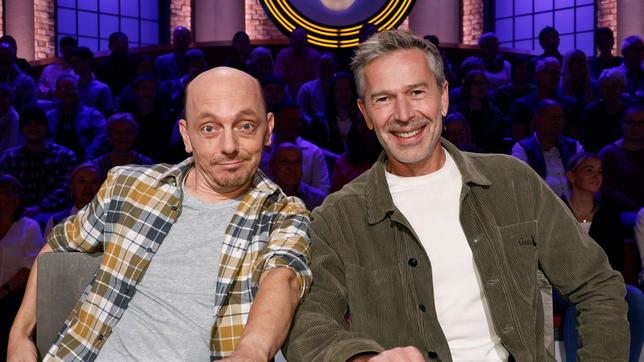 Bild: ARD/Morris Mac Matzen Rateteam-Kapitän Bernhard Hoëcker mit Journalist und Fernsehmoderator Dirk Steffens.
