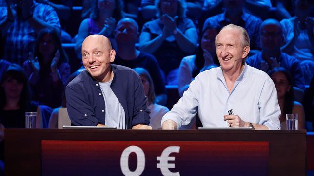 Bild: ARD/Morris Mac Matzen Rateteam-Kapitän Bernhard Hoëcker mit Komiker Mike Krüger.