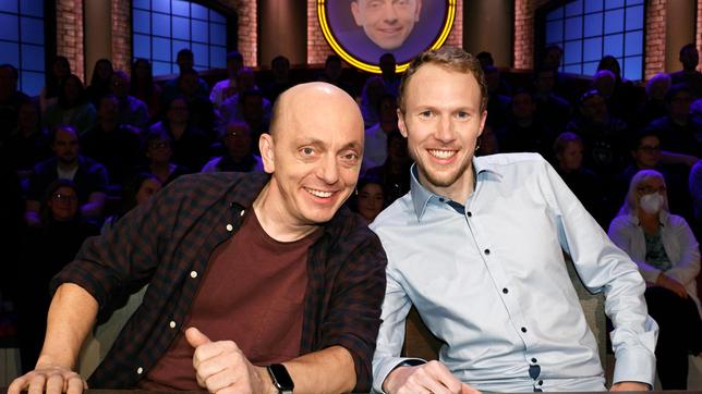 Bild: ARD/Morris Mac Matzen Rateteam-Kapitän Bernhard Hoëcker mit Leichtathlet und Europameister im Marathon 2022, Richard Ringer.