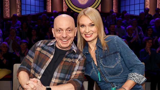 Bild: ARD/Morris Mac Matzen Rateteam-Kapitän Bernhard Hoëcker mit Moderatorin Britta Hofmann.