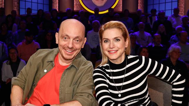 Bild: ARD/Morris Mac Matzen Rateteam-Kapitän Bernhard Hoëcker mit Sängerin Jeannette Biedermann.