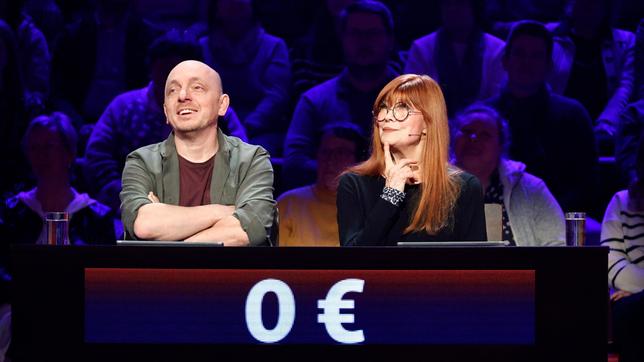 Bild: ARD/Morris Mac Matzen Rateteam-Kapitän Bernhard Hoëcker mit Sängerin Katja Ebstein.
