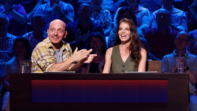 Bild: ARD/Morris Mac Matzen Rateteam-Kapitän Bernhard Hoëcker mit Sängerin und Schauspielerin Yvonne Catterfeld.