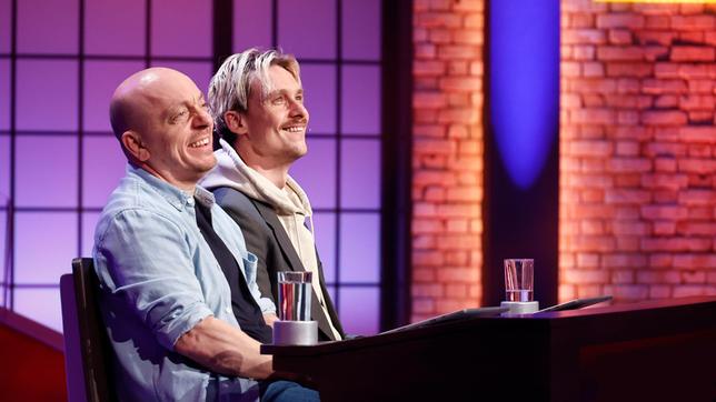 Bild: ARD/Morris Mac Matzen Rateteam-Kapitän Bernhard Hoëcker mit Schauspieler Daniel Sträßer.