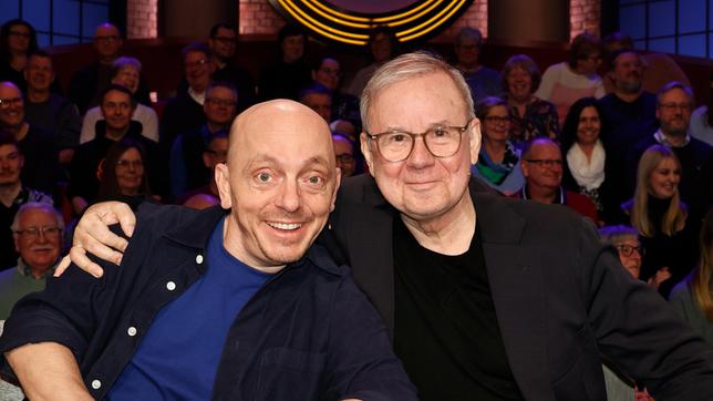 Bild: ARD/Morris Mac Matzen Rateteam-Kapitän Bernhard Hoëcker mit Schauspieler Joachim Kroll.