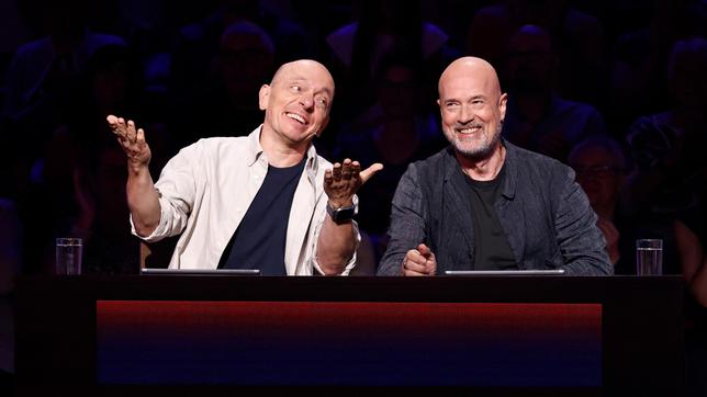 Bild: ARD/NDR/Morris Mac Matzen Rateteam-Kapitän Bernhard Hoëcker mit Schauspieler und Autor Christian Berkel.