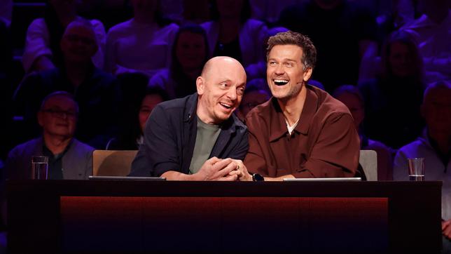 Bild: ARD/Morris Mac Matzen Rateteam-Kapitän Bernhard Hoëcker mit Schauspieler und Moderator Wayne Carpendale.