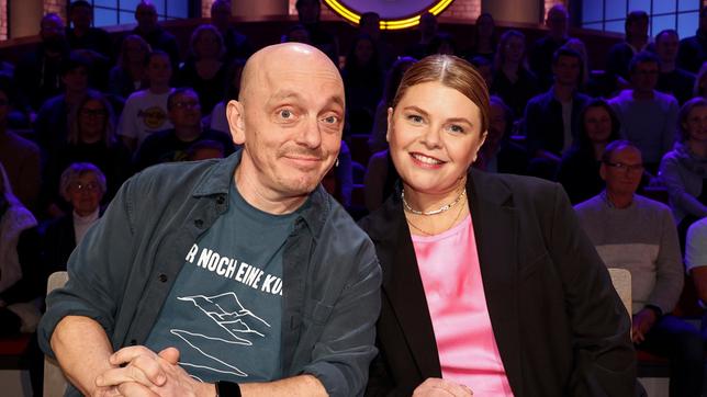 Bild: ARD/Morris Mac Matzen Rateteam-Kapitän Bernhard Hoëcker mit Schauspielerin Anne-Sophie Briest.