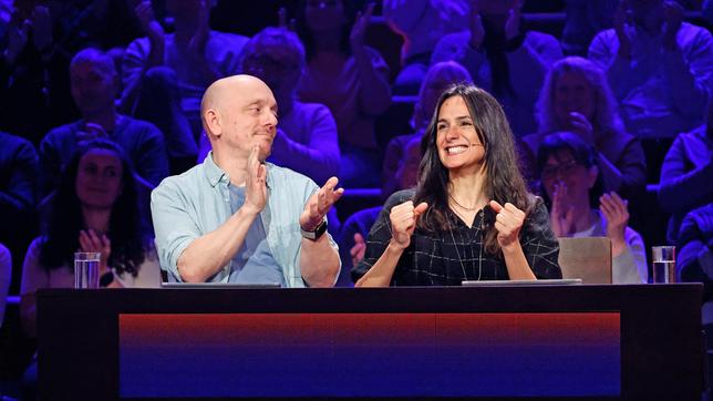 Bild: ARD/Morris Mac Matzen Rateteam-Kapitän Bernhard Hoëcker mit Schauspielerin Aybi Era.