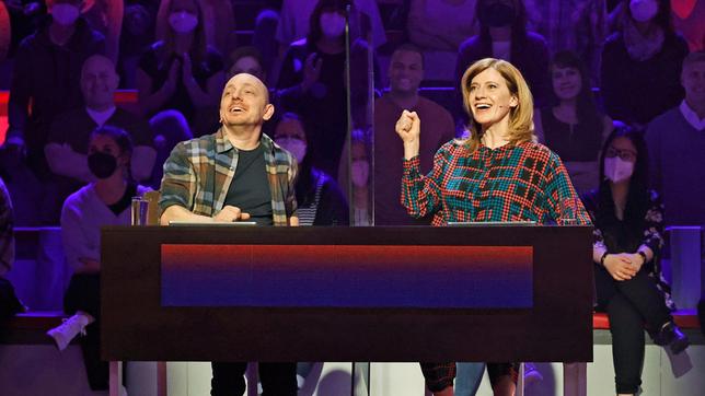 Bild: ARD/Morris Mac Matzen Rateteam-Kapitän Bernhard Hoëcker mit Schauspielerin Caroline Peters.
