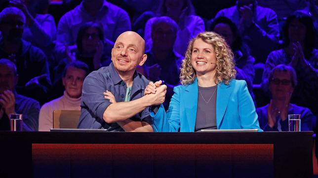 Bild: ARD/Morris Mac Matzen Rateteam-Kapitän Bernhard Hoëcker mit Schauspielerin Cornelia Gröschel.