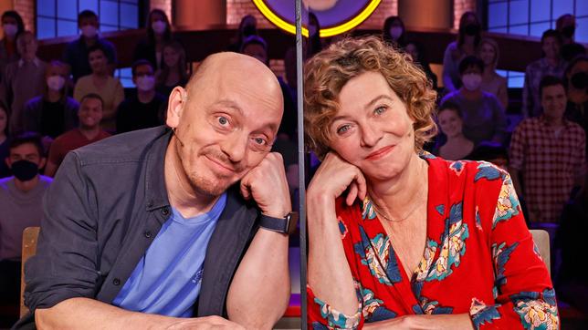 Bild: ARD/Morris Mac Matzen Rateteam-Kapitän Bernhard Hoëcker mit Schauspielerin Margarita Broich.