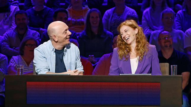 Bild: ARD/Morris Mac Matzen Rateteam-Kapitän Bernhard Hoëcker mit Schauspielerin Marleen Lohse.
