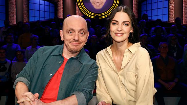 Bild: ARD/Morris Mac Matzen Rateteam-Kapitän Bernhard Hoëcker mit Schauspielerin und Model Laura Berlin.