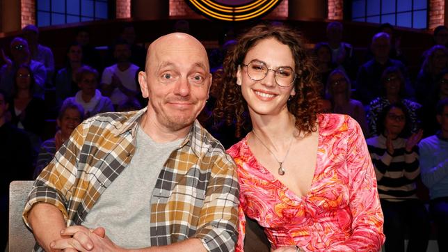 Bild: ARD/Morris Mac Matzen Rateteam-Kapitän Bernhard Hoëcker mit Schauspielerin und Model Simone Kowalski.
