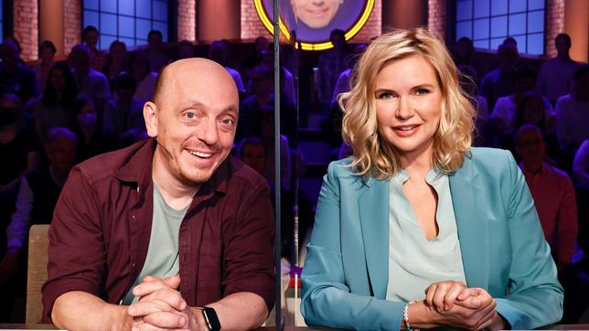 Bild: ARD/Morris Mac Matzen Rateteam-Kapitän Bernhard Hoëcker mit Schauspielerin Veronica Ferres.