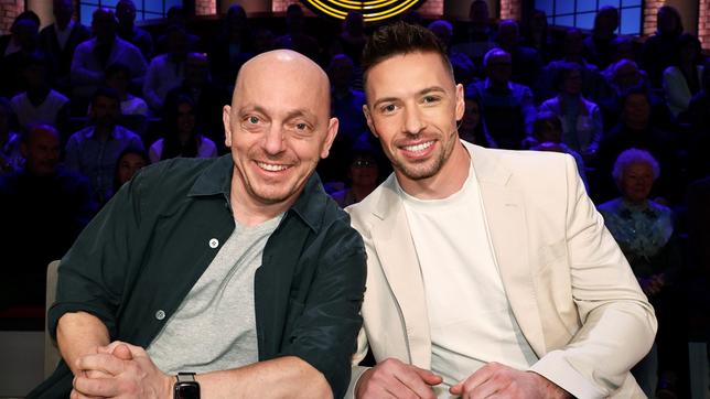 Bild: ARD/Morris Mac Matzen Rateteam-Kapitän Bernhard Hoëcker mit Schlagersänger Ramon Roselly.