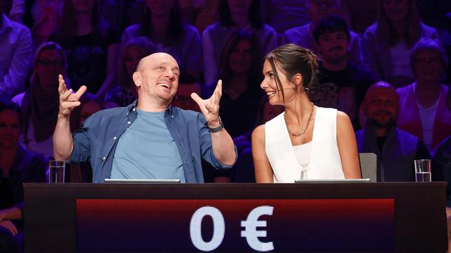 Bild: ARD/Morris Mac Matzen Rateteam-Kapitän Bernhard Hoëcker mit Sportmoderatorin Lea Wagner.