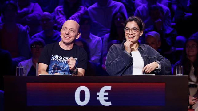 Bild: ARD/Morris Mac Matzen Rateteam-Kapitän Bernhard Hoëcker mit Stand-up Comedienne Ana Lucía.