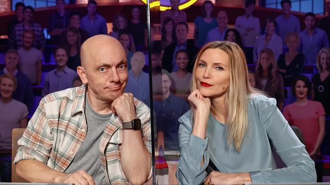 Bild: ARD/Morris Mac Matzen Rateteam-Kapitän Bernhard Hoëcker und das Model Nadja Auermann bilden ein Rateteam.