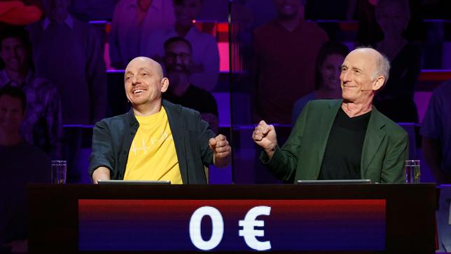 Bild: ARD/Morris Mac Matzen Rateteam-Kapitän Bernhard Hoëcker und der Astronaut Gerhard Thiele bilden ein Rateteam.