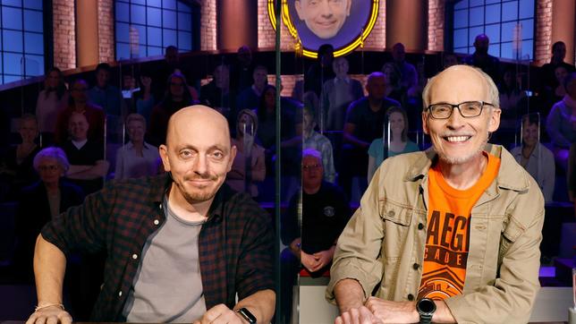 Bild: ARD/Morris Mac Matzen Rateteam-Kapitän Bernhard Hoëcker und der Autor Dr. Thomas Kinne, bekannt als "Jäger" der Sendung "Gefragt-Gejagt", bilden ein Rateteam.
