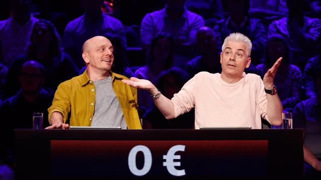 Bild: ARD/Morris Mac Matzen Rateteam-Kapitän Bernhard Hoëcker und der Comedian und Autor Michael Mittermeier bilden ein Rateteam.