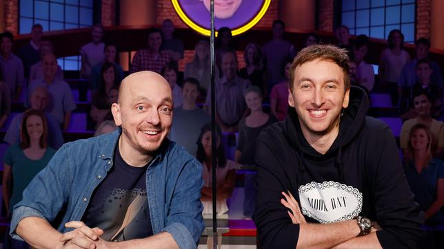 Bild: ARD/Morris Mac Matzen Rateteam-Kapitän Bernhard Hoëcker und der Comedian und YouTuber "Freshtorge" Torge Oelrich bilden ein Rateteam.