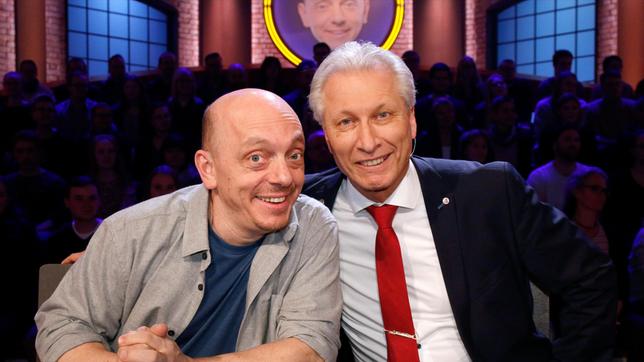 Bild: ARD/Morris Mac Matzen Rateteam-Kapitän Bernhard Hoëcker und der ehemalige Eiskustläufer Norbert Schramm bilden ein Rateteam.