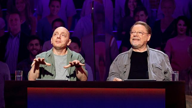 Bild: ARD/Morris Mac Matzen Rateteam-Kapitän Bernhard Hoëcker und der Entertainer Jürgen von der Lippe bilden ein Rateteam.
