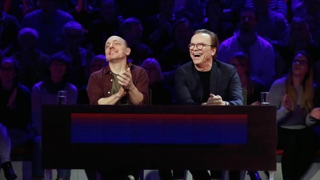 Bild: ARD/Morris Mac Matzen Rateteam-Kapitän Bernhard Hoëcker und der Entertainer Wolfgang Lippert bilden ein Rateteam.