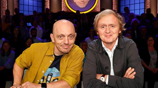 Bild: ARD/Morris Mac Matzen Rateteam-Kapitän Bernhard Hoëcker und der Fernsehmoderator und Humorist Pierre M. Krause bilden ein Rateteam.