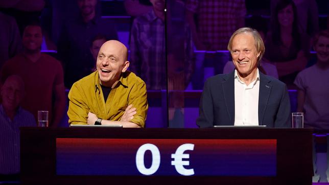 Bild: ARD/Morris Mac Matzen Rateteam-Kapitän Bernhard Hoëcker und der Fernsehmoderator und Sportjournalist Gerhard Delling bilden ein Rateteam.