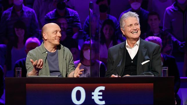 Bild: ARD/Morris Mac Matzen Rateteam-Kapitän Bernhard Hoëcker und der Historiker und Fernsehmoderator Guido Knopp bilden ein Rateteam.