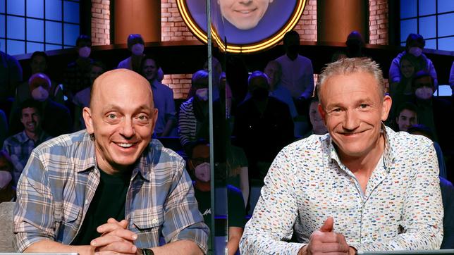 Bild: ARD/Morris Mac Matzen Rateteam-Kapitän Bernhard Hoëcker und der Kabarettist und Musiker Michl Müller bilden ein Rateteam.