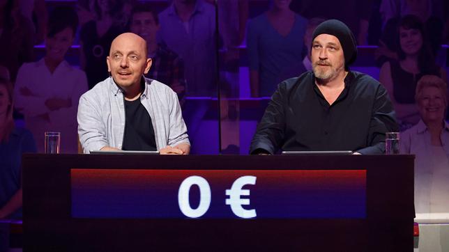 Bild: ARD/Morris Mac Matzen Rateteam-Kapitän Bernhard Hoëcker und der Komiker und Kabarettist Torsten Sträter bilden ein Rateteam.