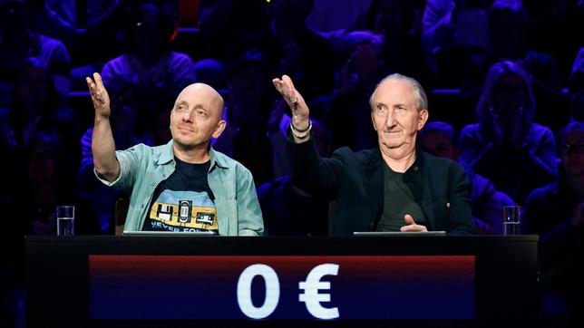 Bild: ARD/Morris Mac Matzen Rateteam-Kapitän Bernhard Hoëcker und der Komiker und Musiker Mike Krüger bilden ein Rateteam.