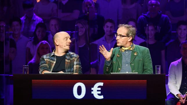 Bild: ARD/Morris Mac Matzen Rateteam-Kapitän Bernhard Hoëcker und der Komiker und Musiker Wigald Boning bilden ein Rateteam.