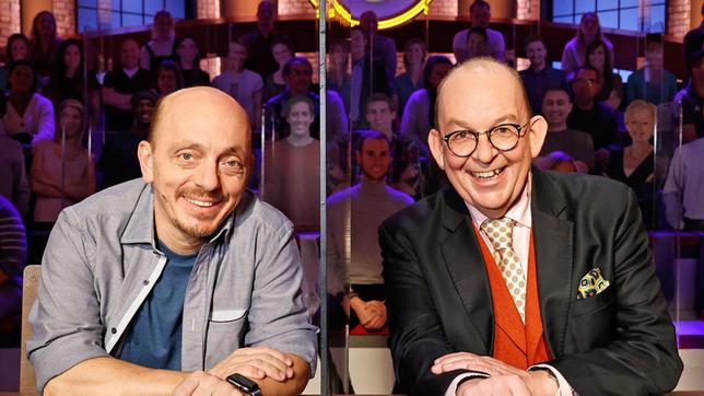 Bild: ARD/Morris Mac Matzen Rateteam-Kapitän Bernhard Hoëcker und der Literaturkritiker Denis Scheck bilden ein Rateteam.