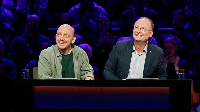 Bild: ARD/Morris Mac Matzen Rateteam-Kapitän Bernhard Hoëcker und der Meteorologe und Fernsehmoderator Sven Plöger bilden ein Rateteam.