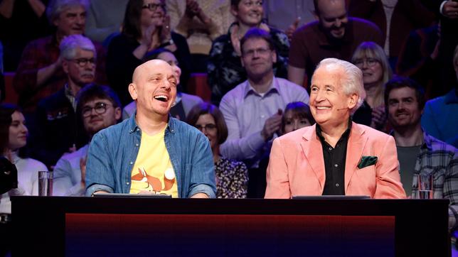 Bild: ARD/Morris Mac Matzen Rateteam-Kapitän Bernhard Hoëcker und der Moderator Max Schautzer bilden ein Rateteam.