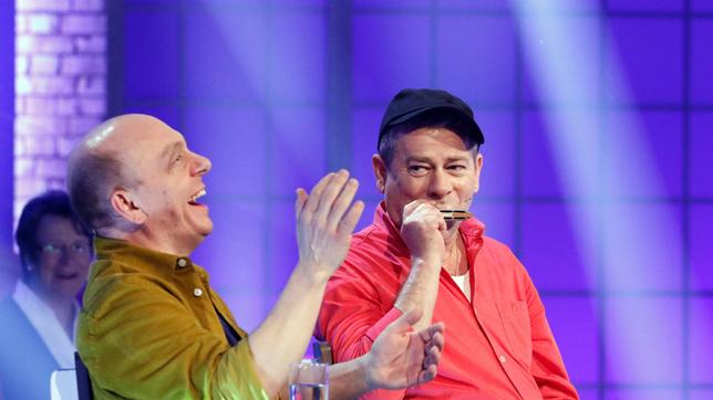 Bild: ARD/Morris Mac Matzen Rateteam-Kapitän Bernhard Hoëcker und der Mundharmonikaspieler Michael Hirte bilden ein Rateteam.