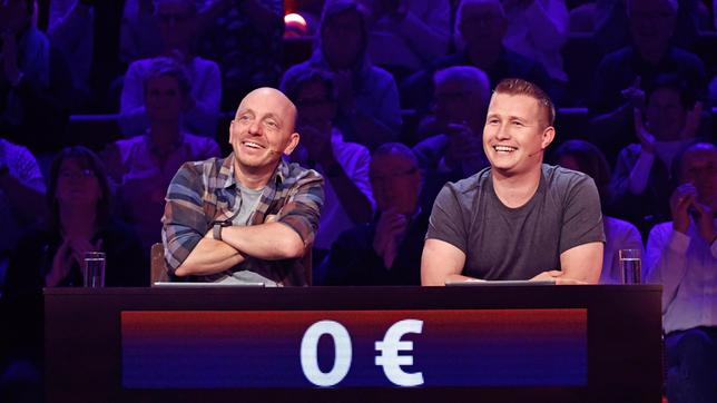 Bild: ARD/Morris Mac Matzen Rateteam-Kapitän Bernhard Hoëcker und der Musiker "DJ Schürze" bilden ein Rateteam.