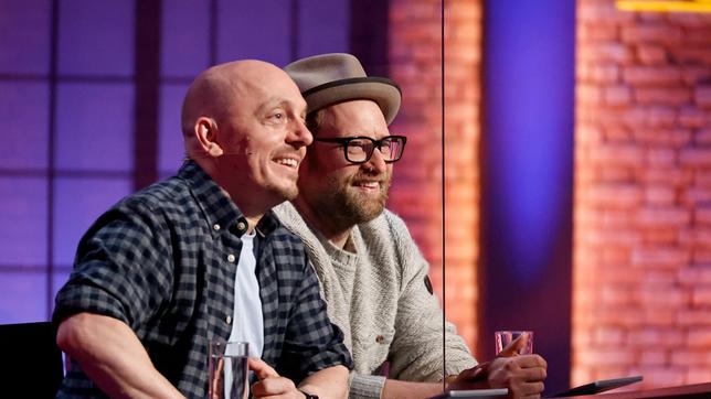 Bild: ARD/Morris Mac Matzen Rateteam-Kapitän Bernhard Hoëcker und der Musiker Gregor Meyle bilden ein Rateteam.