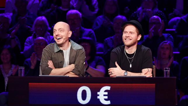Bild: ARD/Morris Mac Matzen Rateteam-Kapitän Bernhard Hoëcker und der Musiker Johannes Oerding bilden ein Rateteam.