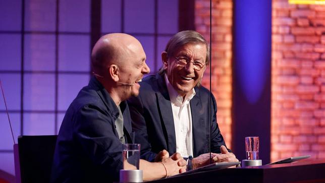 Bild: ARD/Morris Mac Matzen Rateteam-Kapitän Bernhard Hoëcker und der Musiker Jonny Hill bilden ein Rateteam.
