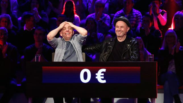 Bild: ARD/Morris Mac Matzen Rateteam-Kapitän Bernhard Hoëcker und der Musiker Stefan Waggershausen bilden ein Rateteam.