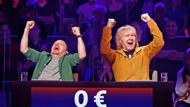 Bild: ARD/Morris Mac Matzen Rateteam-Kapitän Bernhard Hoëcker und der Musiker und Mitglied der Band 'Die Prinzen', Tobias Künzel bilden ein Rateteam.